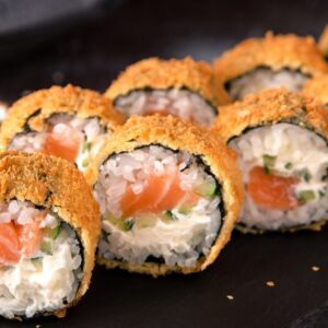 TITANIC ROX: Alga por fuera, Philadelphia, Gouda, Pepino, Aguacate, Camarón, Salmón, Surimi, Pollo y salsa anguila.