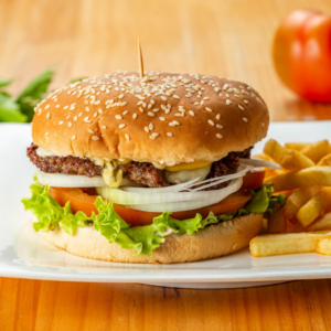 CLÁSICA: Carne, Queso Amarillo, Tomate, Lechuga, Aguacate y Pepinillos. Papas a la francesa.