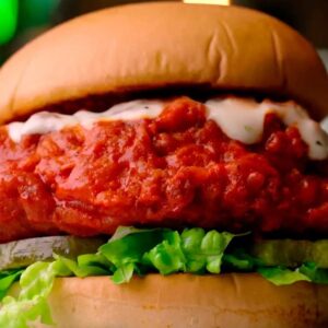 HAMBURGUESA DE BONELESS: Crujientes y deliciosas tiras de pechuga ( en salsa de su preferencia)  Lechuga, Tomate; Aguacate y Aderezada con Ranch. Papas a la francesa.