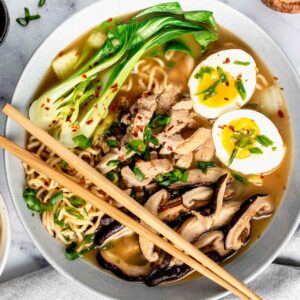 RAMEN CHICKEN: Caldo sabor a miso, acompañado de verduras y láminas de pechuga de pollo tempura con aceite infusionado de habanero y pimienta sichuan.