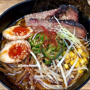 RAMEN TEXANO: Caldo sabor a miso con rebanadas de brisket de res ahumado
