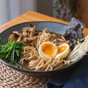 RAMEN VEGETARIANO: Fondo de hongo y alga kombu acompañado con verduras y tofu