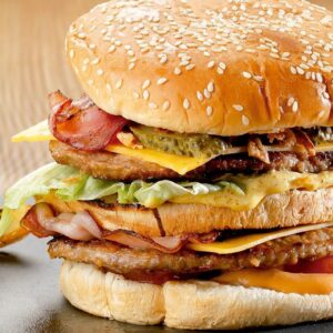 SUPER HAMBURGUESA: Carne de Res, Queso Amarillo, Jamón, Tocino, Champiñones, Lechuga, Tomate, Aguacate. Papas a la francesa.